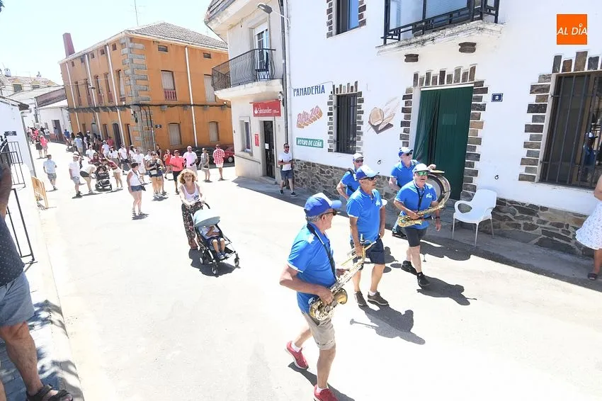 Foto 5 - Ambiente festivo en las calles de Robleda