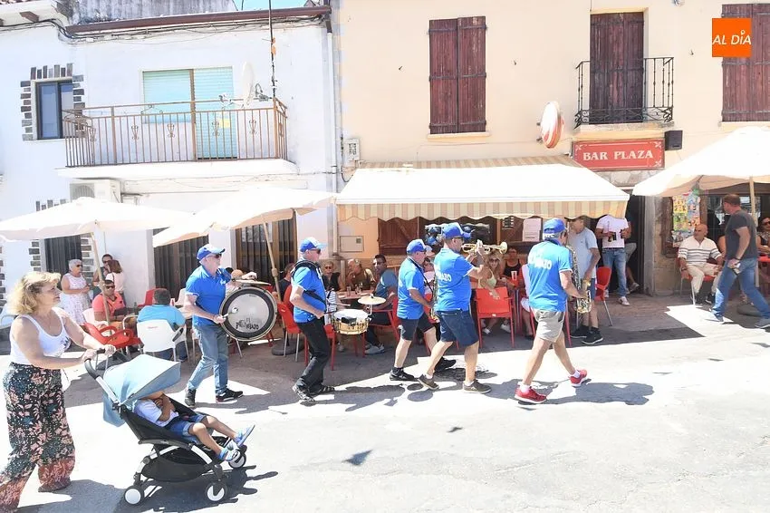 Foto 6 - Ambiente festivo en las calles de Robleda