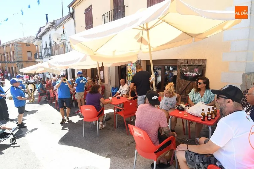 Foto 7 - Ambiente festivo en las calles de Robleda