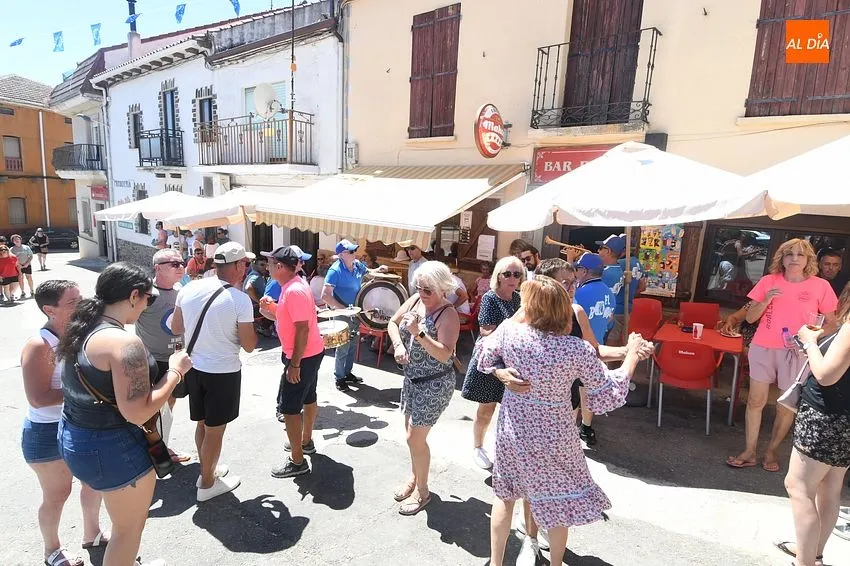 Foto 8 - Ambiente festivo en las calles de Robleda