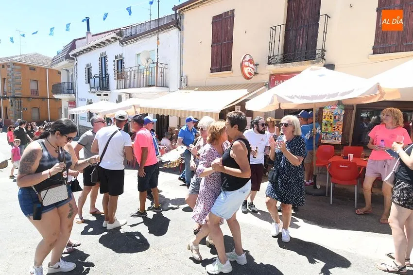 Foto 9 - Ambiente festivo en las calles de Robleda