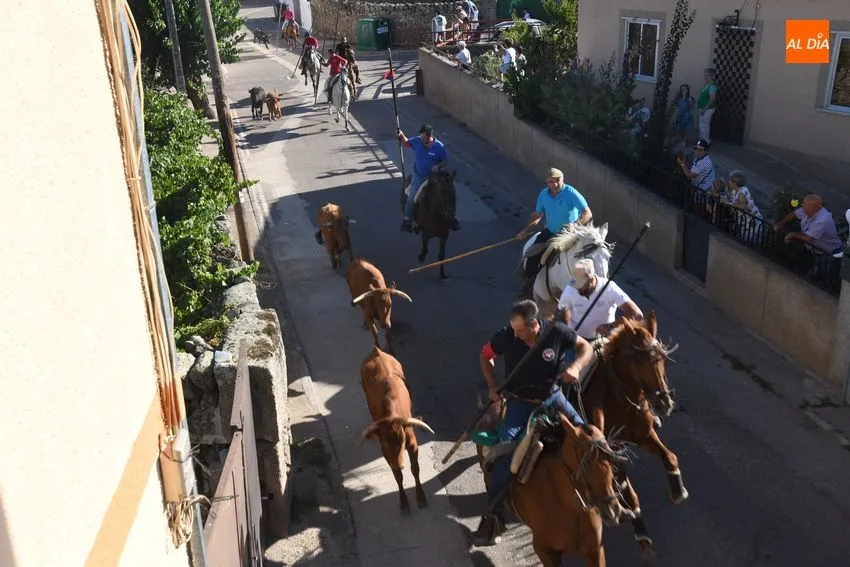 Foto 3 - Vistoso encierro a caballo en Fuentes de O&ntilde;oro