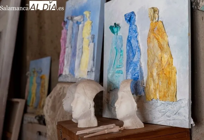 Algunas de las creaciones de Amelia García, escultora salmantina, en su taller de Valverdón. Foto de Carmen Borrego
