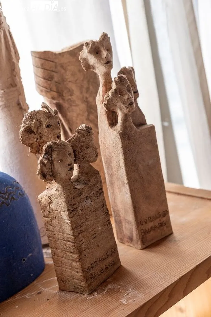 Algunas de las creaciones de Amelia García, escultora salmantina, en su taller de Valverdón. Foto de Carmen Borrego