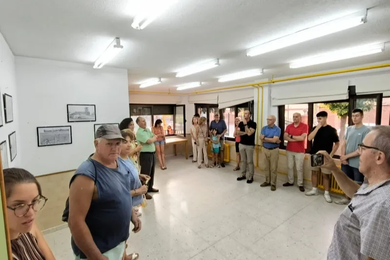 Adrián González muestra sus obras en Aldeaseca en la exposición ‘Arte en Tinta’