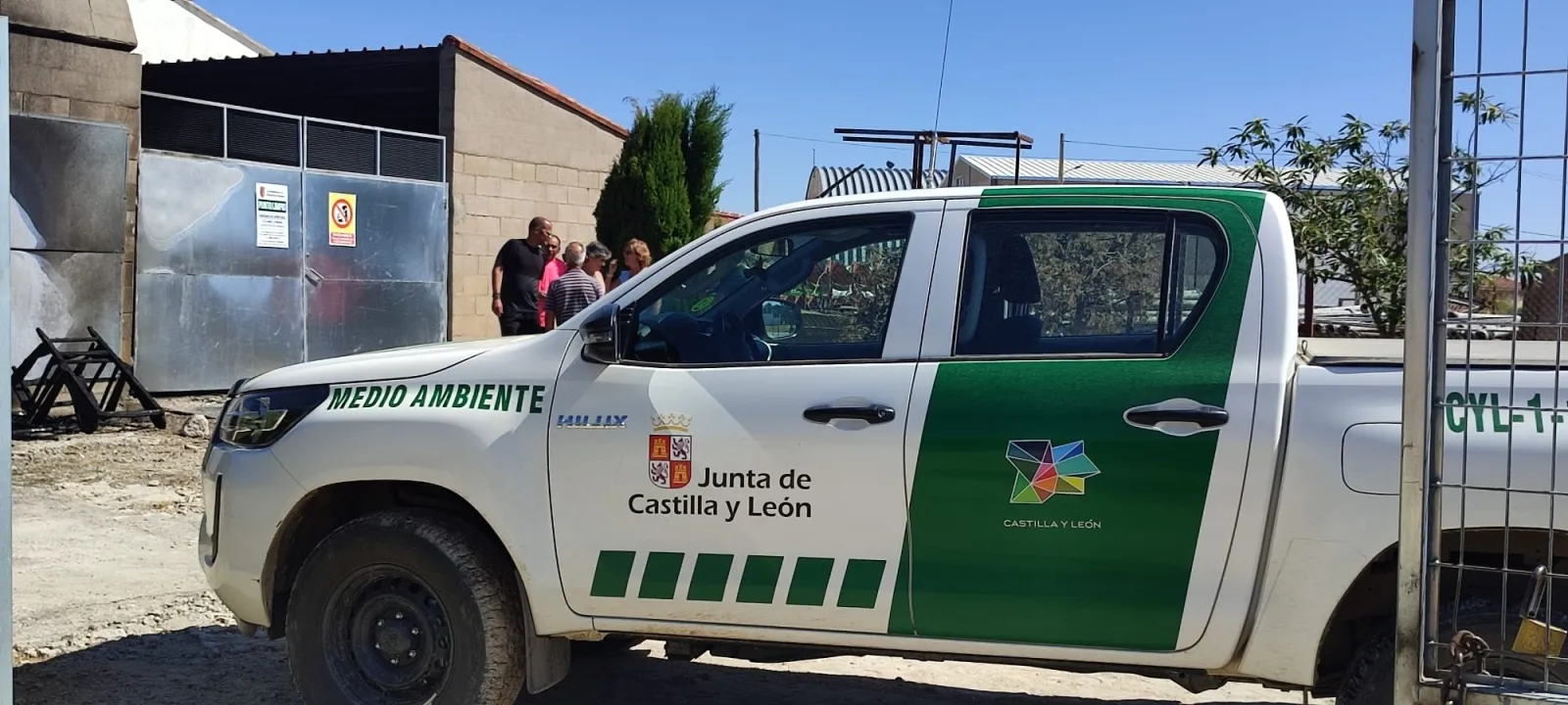 Foto 2 - Extinguido un potente incendio declarado en el Punto Limpio de Palaciosrubios 