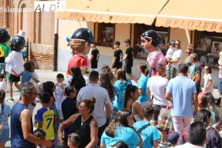 Foto 6 - Los gigantes y cabezudos recorren las calles de la villa ducal