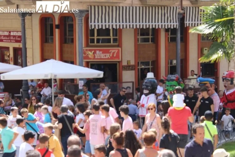 Foto 4 - Los gigantes y cabezudos recorren las calles de la villa ducal