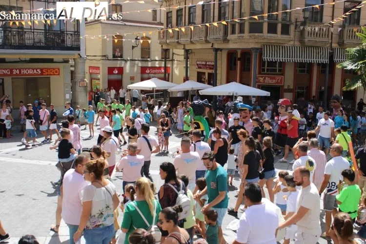 Foto 3 - Los gigantes y cabezudos recorren las calles de la villa ducal