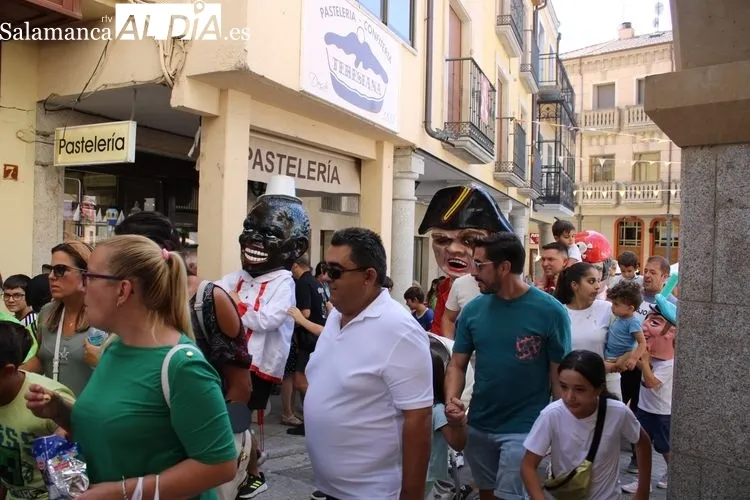 Foto 2 - Los gigantes y cabezudos recorren las calles de la villa ducal