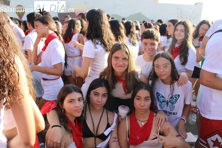 Foto 11 - Los albenses comienzan las fiestas con un chupinazo con mucha m&uacute;sica y diversi&oacute;n