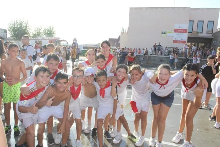 Foto 10 - Los albenses comienzan las fiestas con un chupinazo con mucha m&uacute;sica y diversi&oacute;n
