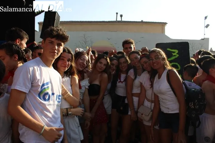 Foto 9 - Los albenses comienzan las fiestas con un chupinazo con mucha m&uacute;sica y diversi&oacute;n