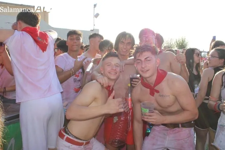 Foto 8 - Los albenses comienzan las fiestas con un chupinazo con mucha m&uacute;sica y diversi&oacute;n