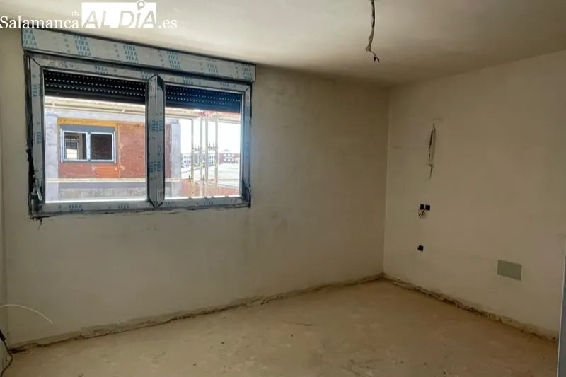Maria Pardo, directora de Vivienda, visitaba las casas de Camineros junto a la alcaldesa Carmen Ávila