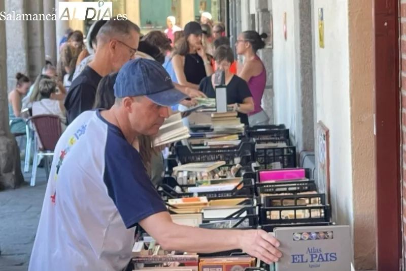 El Mercadillo de libros olvidados volvía este jueves a la Plaza de España
