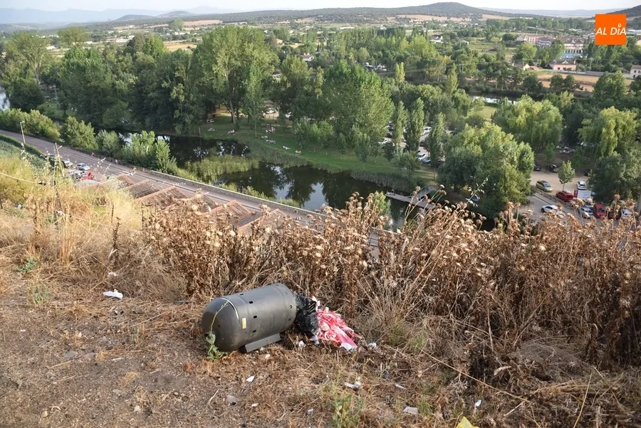 Foto 2 - Derribado el m&aacute;stil de la Plazuela de Herrasti y destrozadas las papeleras de la Puerta de Santiago