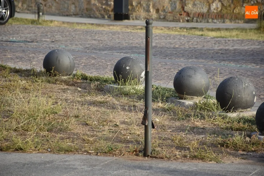 Foto 5 - Derribado el m&aacute;stil de la Plazuela de Herrasti y destrozadas las papeleras de la Puerta de Santiago