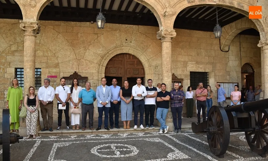 Foto 3 - Ciudad Rodrigo guarda un minuto de silencio por la mujer asesinada en B&eacute;jar