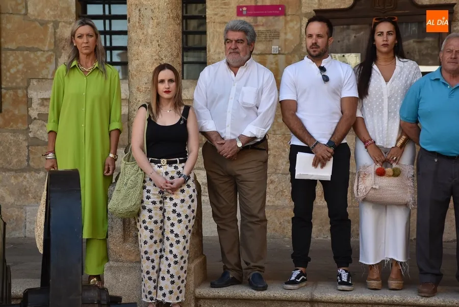 Foto 4 - Ciudad Rodrigo guarda un minuto de silencio por la mujer asesinada en B&eacute;jar