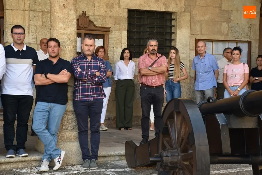Foto 6 - Ciudad Rodrigo guarda un minuto de silencio por la mujer asesinada en B&eacute;jar