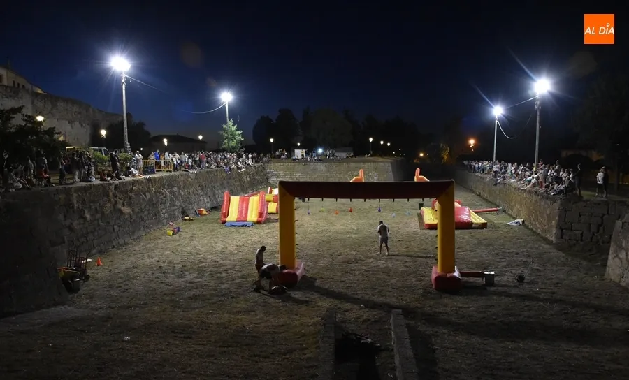 Foto 2 - Memorable noche de competici&oacute;n en los fosos con victoria final para el equipo morado