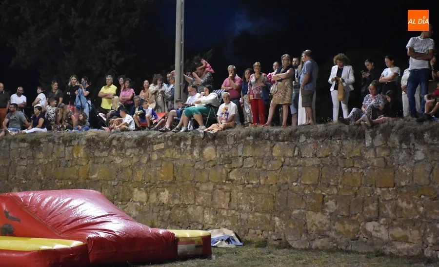 Foto 3 - Memorable noche de competici&oacute;n en los fosos con victoria final para el equipo morado