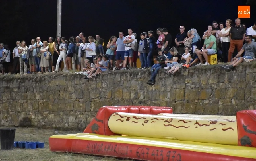 Foto 4 - Memorable noche de competici&oacute;n en los fosos con victoria final para el equipo morado