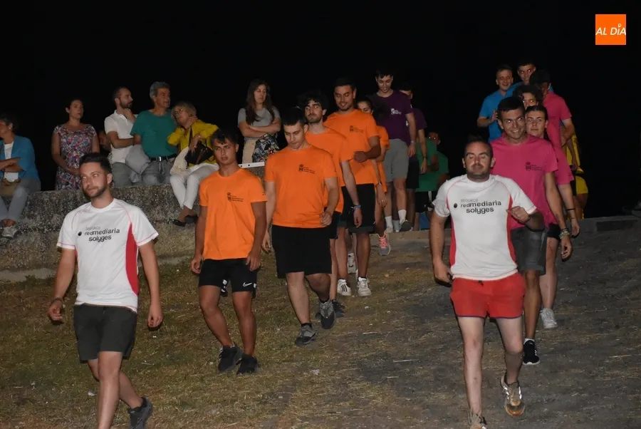Foto 6 - Memorable noche de competici&oacute;n en los fosos con victoria final para el equipo morado