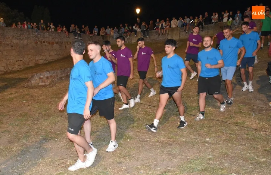 Foto 8 - Memorable noche de competici&oacute;n en los fosos con victoria final para el equipo morado