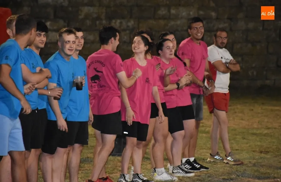 Foto 10 - Memorable noche de competici&oacute;n en los fosos con victoria final para el equipo morado