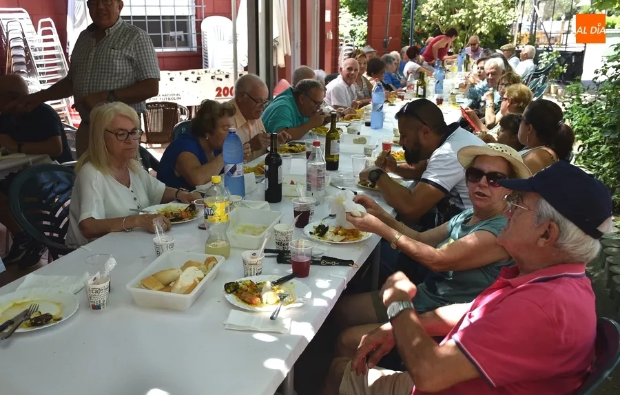 Foto 2 - Los vecinos de El Puente se re&uacute;nen en torno a la mesa en el Camping