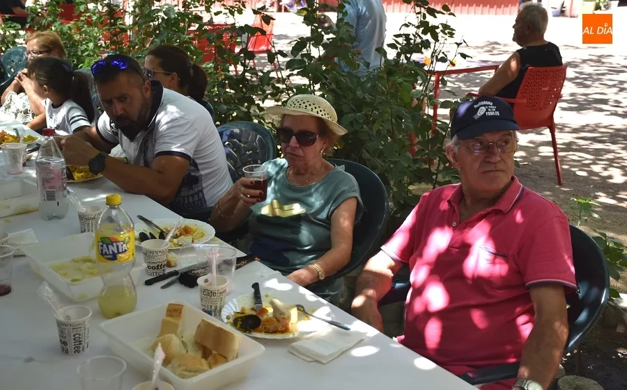 Foto 4 - Los vecinos de El Puente se re&uacute;nen en torno a la mesa en el Camping