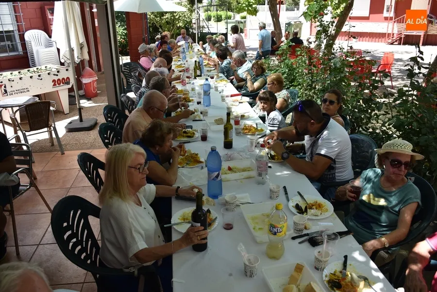 Foto 5 - Los vecinos de El Puente se re&uacute;nen en torno a la mesa en el Camping