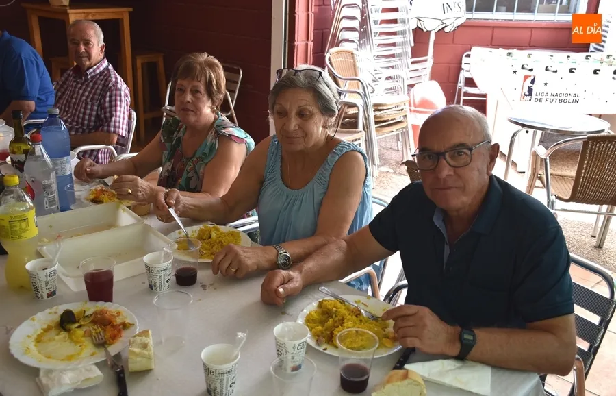 Foto 7 - Los vecinos de El Puente se re&uacute;nen en torno a la mesa en el Camping