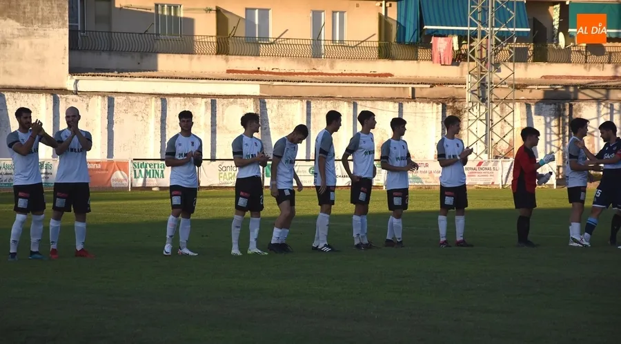 Foto 2 - Entretenida nueva prueba del Ciudad Rodrigo ante el Coria resuelta con un gol ol&iacute;mpico visitante