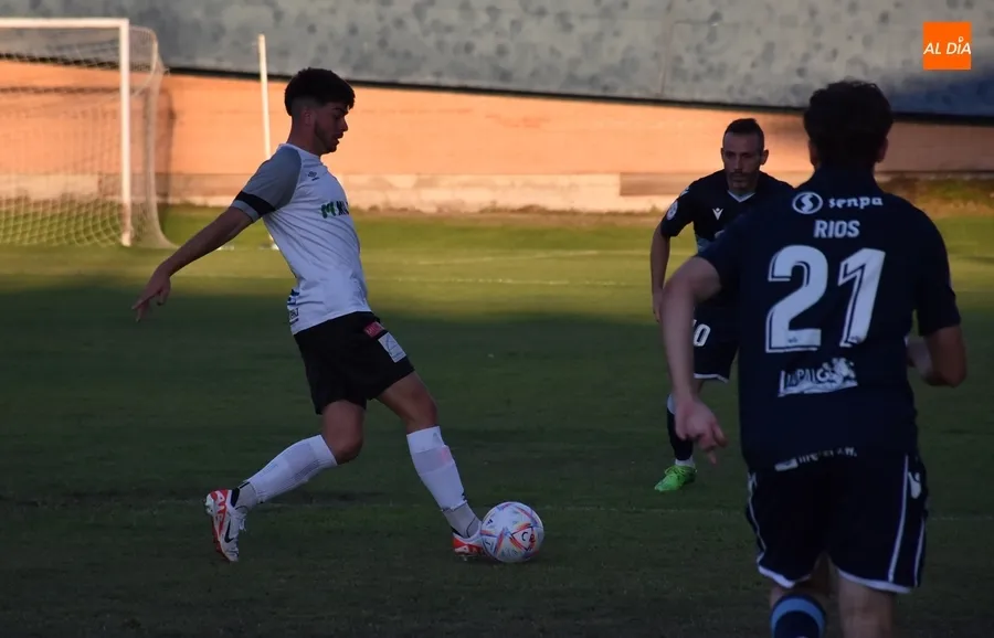 Foto 3 - Entretenida nueva prueba del Ciudad Rodrigo ante el Coria resuelta con un gol ol&iacute;mpico visitante