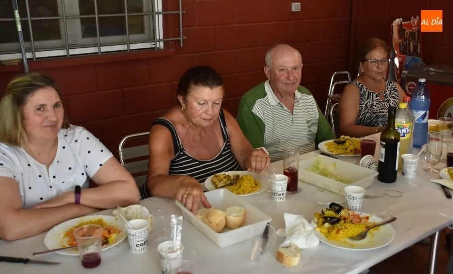 Foto 9 - Los vecinos de El Puente se re&uacute;nen en torno a la mesa en el Camping