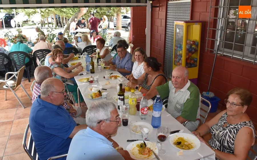 Foto 10 - Los vecinos de El Puente se re&uacute;nen en torno a la mesa en el Camping