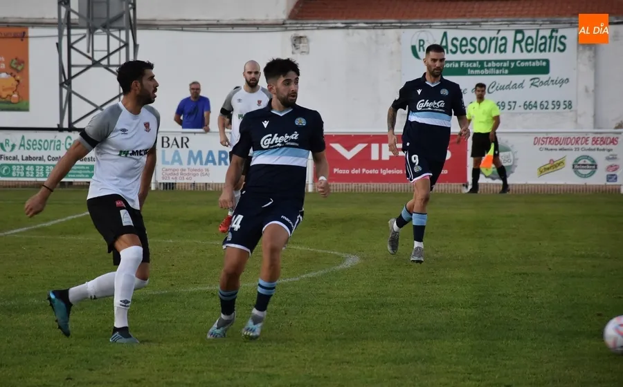 Foto 4 - Entretenida nueva prueba del Ciudad Rodrigo ante el Coria resuelta con un gol ol&iacute;mpico visitante