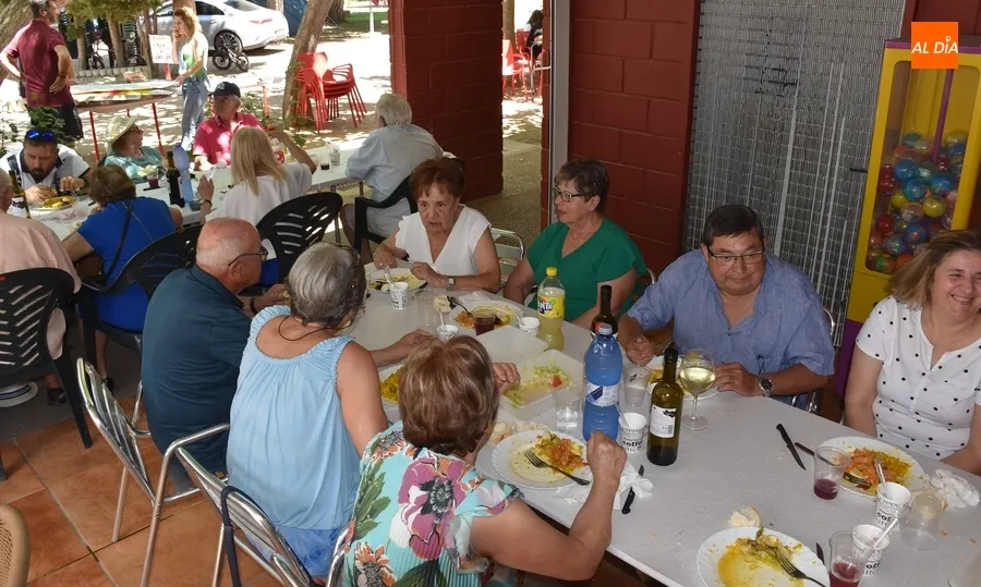 Foto 11 - Los vecinos de El Puente se re&uacute;nen en torno a la mesa en el Camping