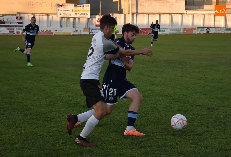 Foto 5 - Entretenida nueva prueba del Ciudad Rodrigo ante el Coria resuelta con un gol ol&iacute;mpico visitante