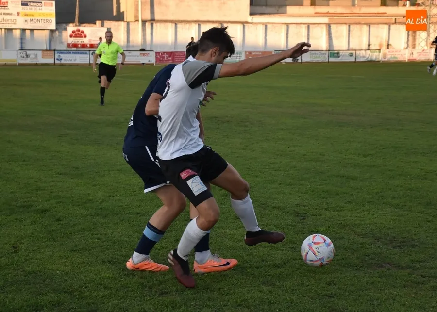 Foto 6 - Entretenida nueva prueba del Ciudad Rodrigo ante el Coria resuelta con un gol ol&iacute;mpico visitante