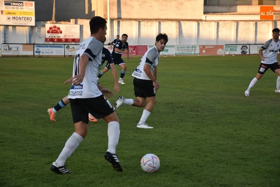 Foto 7 - Entretenida nueva prueba del Ciudad Rodrigo ante el Coria resuelta con un gol ol&iacute;mpico visitante