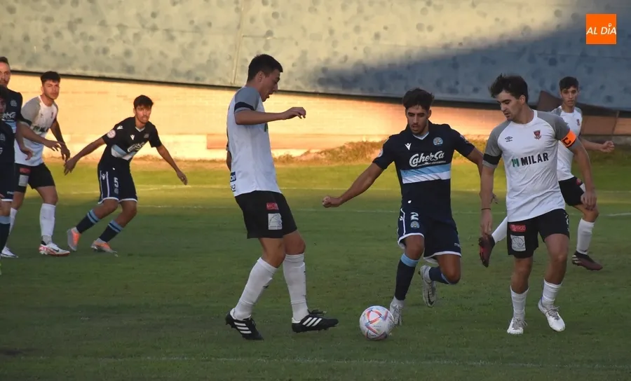 Foto 8 - Entretenida nueva prueba del Ciudad Rodrigo ante el Coria resuelta con un gol ol&iacute;mpico visitante
