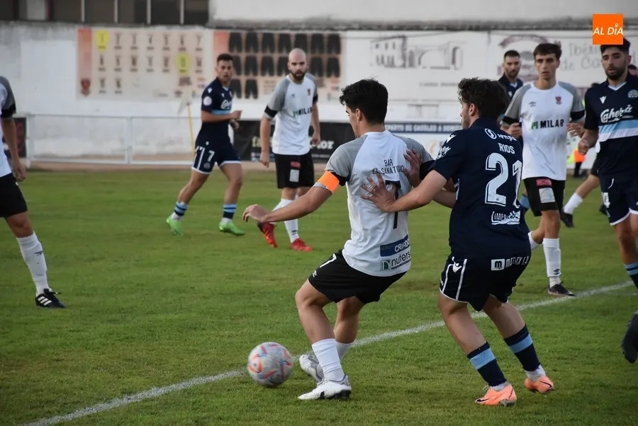 Foto 9 - Entretenida nueva prueba del Ciudad Rodrigo ante el Coria resuelta con un gol ol&iacute;mpico visitante