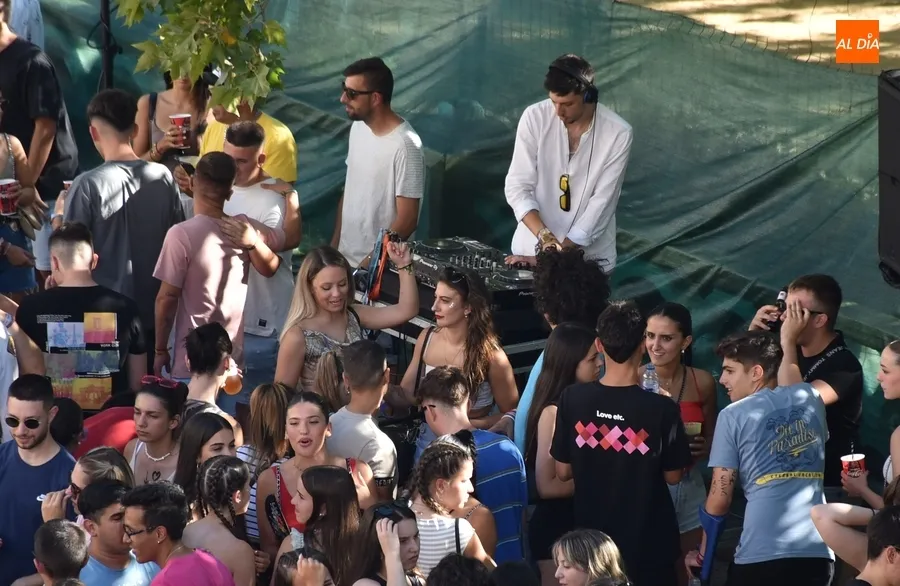 Foto 10 - La tarde del Martes Chico se llena de m&uacute;sica con un espectacular seguimiento
