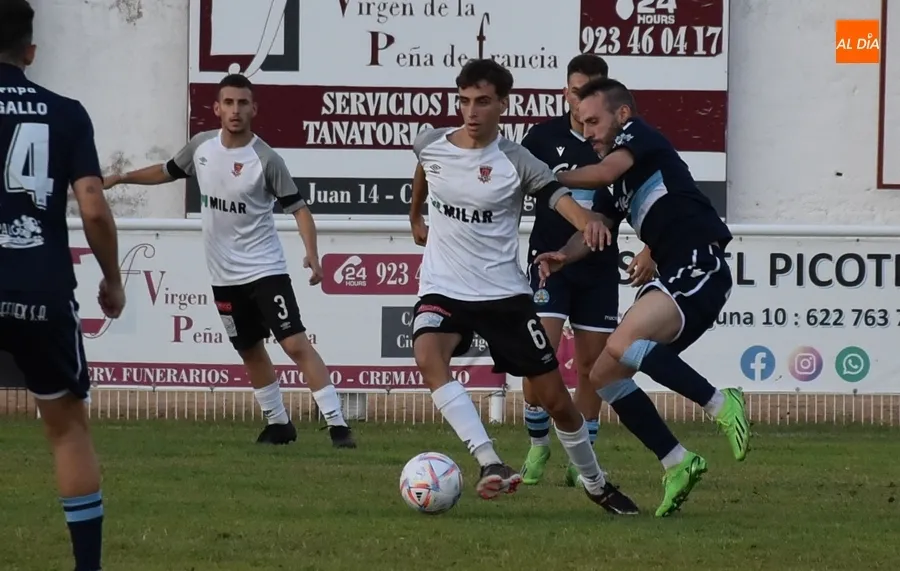 Foto 10 - Entretenida nueva prueba del Ciudad Rodrigo ante el Coria resuelta con un gol ol&iacute;mpico visitante
