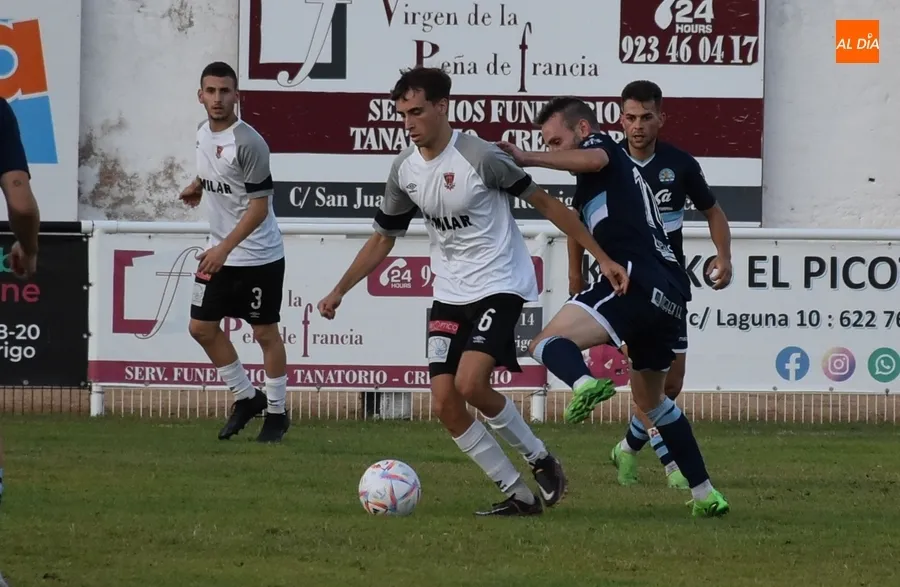 Foto 11 - Entretenida nueva prueba del Ciudad Rodrigo ante el Coria resuelta con un gol ol&iacute;mpico visitante