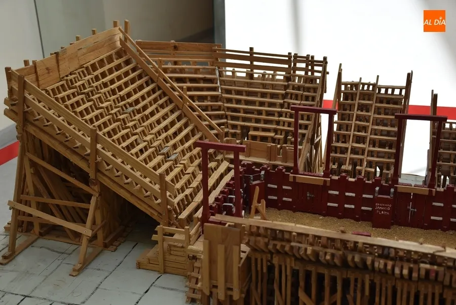 Foto 7 - Llevadas hasta la Casa Consistorial sendas maquetas de la plaza carnavalera y el propio edificio
